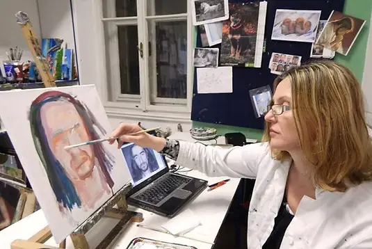 dijana-lukic-dok-slika-voditeljica-likovne-radionice-art-and-hobby-rijeka-2-600x400-1